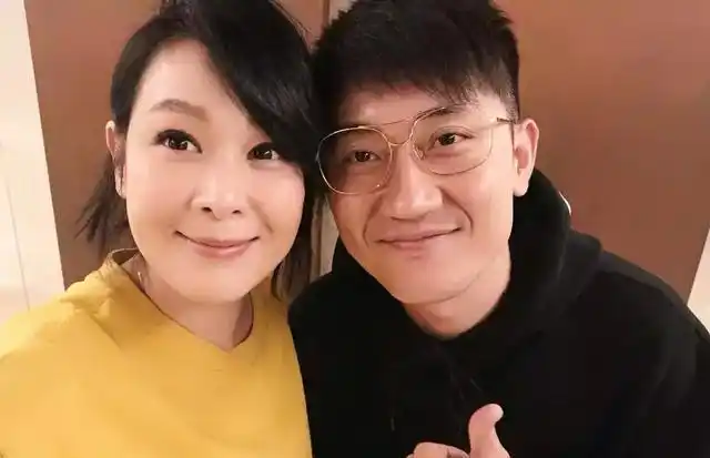 刘若英和老公钟石结婚后分房而居9年晒幸福:我敢在你怀里孤独