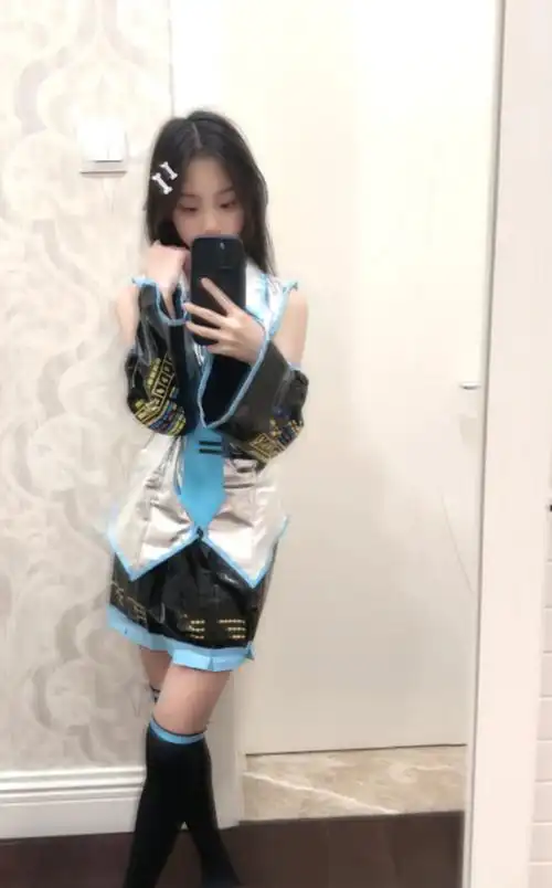作为贾乃亮和李小璐的女儿,贾甜馨从出生之后就备受瞩目,近日贾甜馨