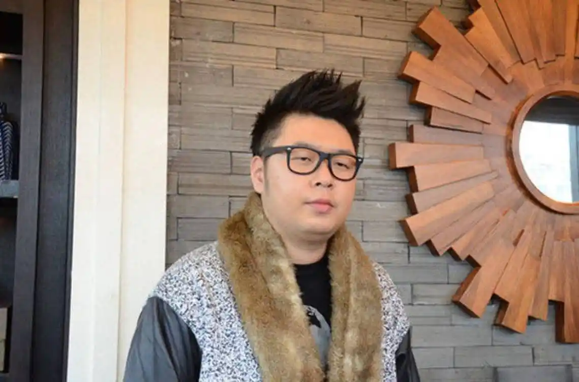 主持人杜海涛摊上大事了,自家所开餐厅内砖块掉落,砸中孕妇!