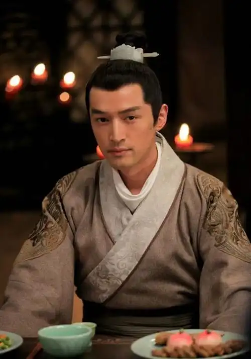 胡歌|川西偶遇胡歌拍戏,头发凌乱模样沧桑,时隔7年再演古装剧引热议