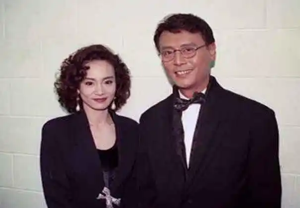 育昆是一位非常有才华的编剧及制作人,结婚后,两人更加的恩爱,刘雪华