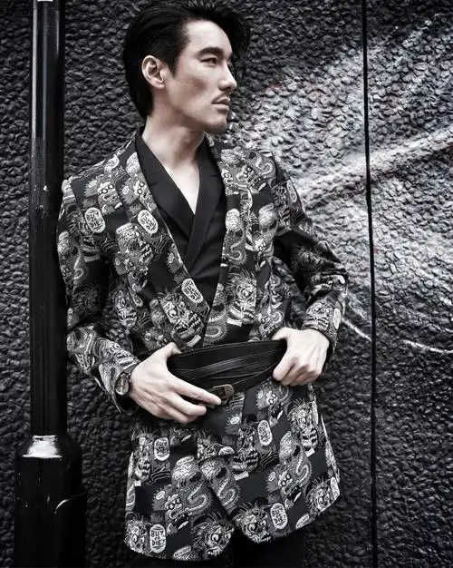 胡兵踏上20年代首轮时尚征程成熟魅力包裹赤子之心探索全新未来