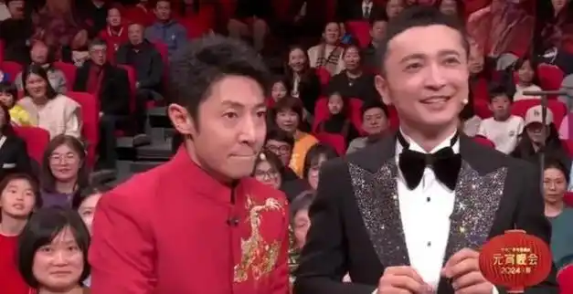 央视元宵主持合照何炅撒贝宁同台网友叹圆满任鲁豫身高好出挑