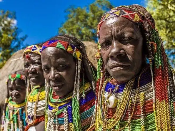 见证奇特的非洲土著部落实行一夫多妻制女子用牛粪做发型