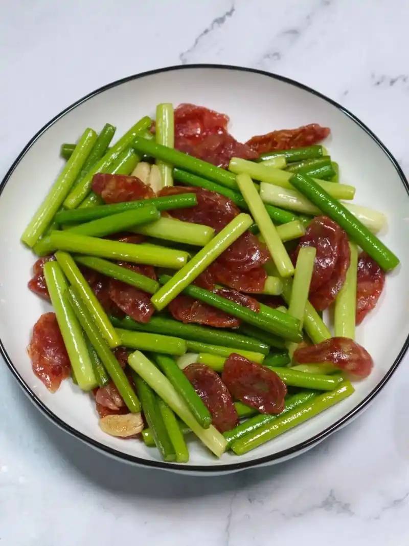 这个蒜苔(蒜薹)炒腊肠我用的是2条五分肥的腊肠, 靠腊肠的油脂完全