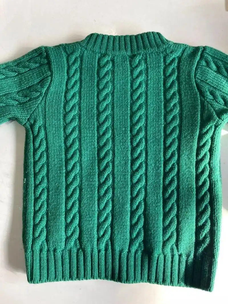 儿童手工编织毛衣 花样6针麻花,6针下针,2针上针.起针数要看毛线粗.