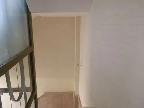 地下室选用米色米洞石硅藻泥,防霉和装饰效果兼顾