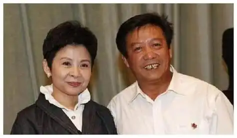 回顾民歌天后董文华23岁走红38岁跌落神坛她经历了些什么