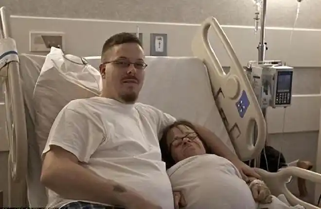 袖珍女孩嫁1米八帅哥接连生了三孩子后称还想生第四个