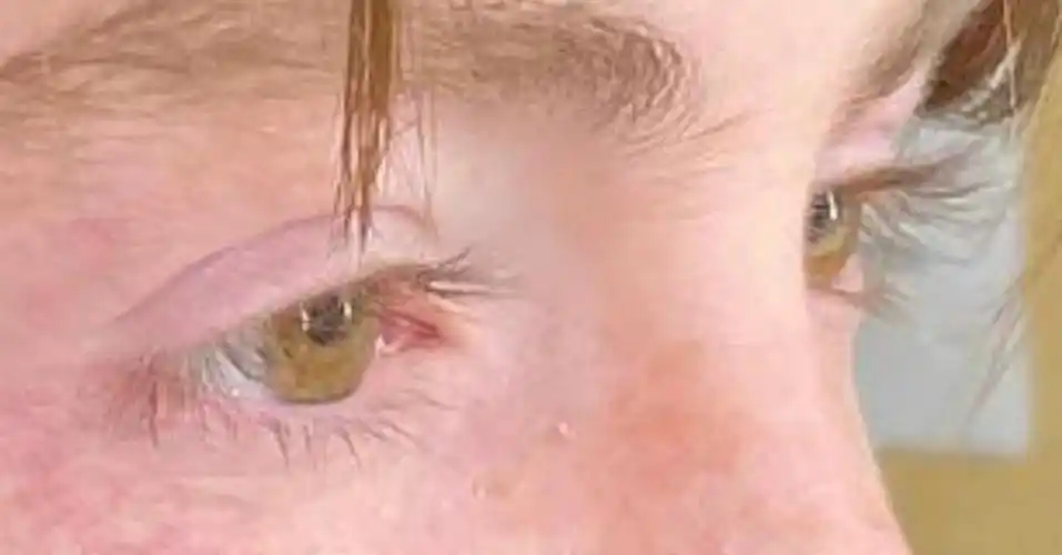 让我看看谁能逃过这双深邃的空洞眼睛