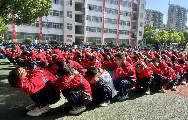 房县实验中学开展地震演练活动