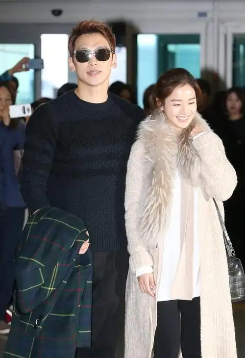 金泰熙牵手老公现身,一袭米色外套太气质,扎高马尾还像女学生