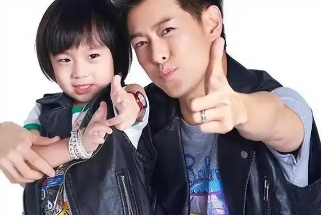 林志颖一家五口海边度假,三个孩子长得可爱漂亮,引发网友热议