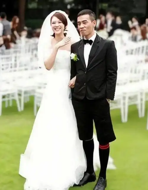 应采儿晒照庆祝结婚13周年,与陈小春穿情侣装亲吻,高调撒糖超甜