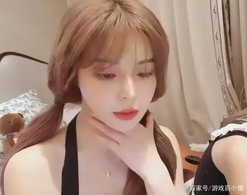 酒红色头发粉色的裙 又一位斗鱼女主播跳舞时动作过大走光被封