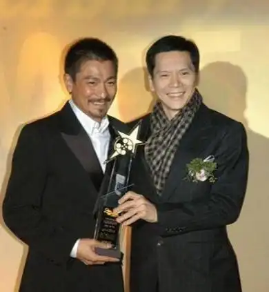 向华强参加刘德华父亲葬礼,作为代表上台发言,成龙感慨落泪