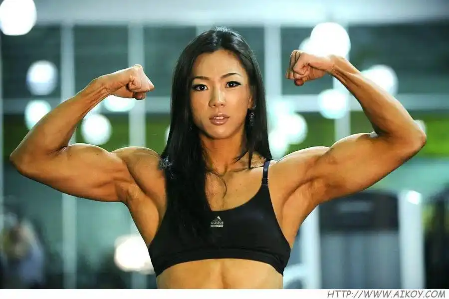 萝莉脸魔鬼肌肉女网络走红