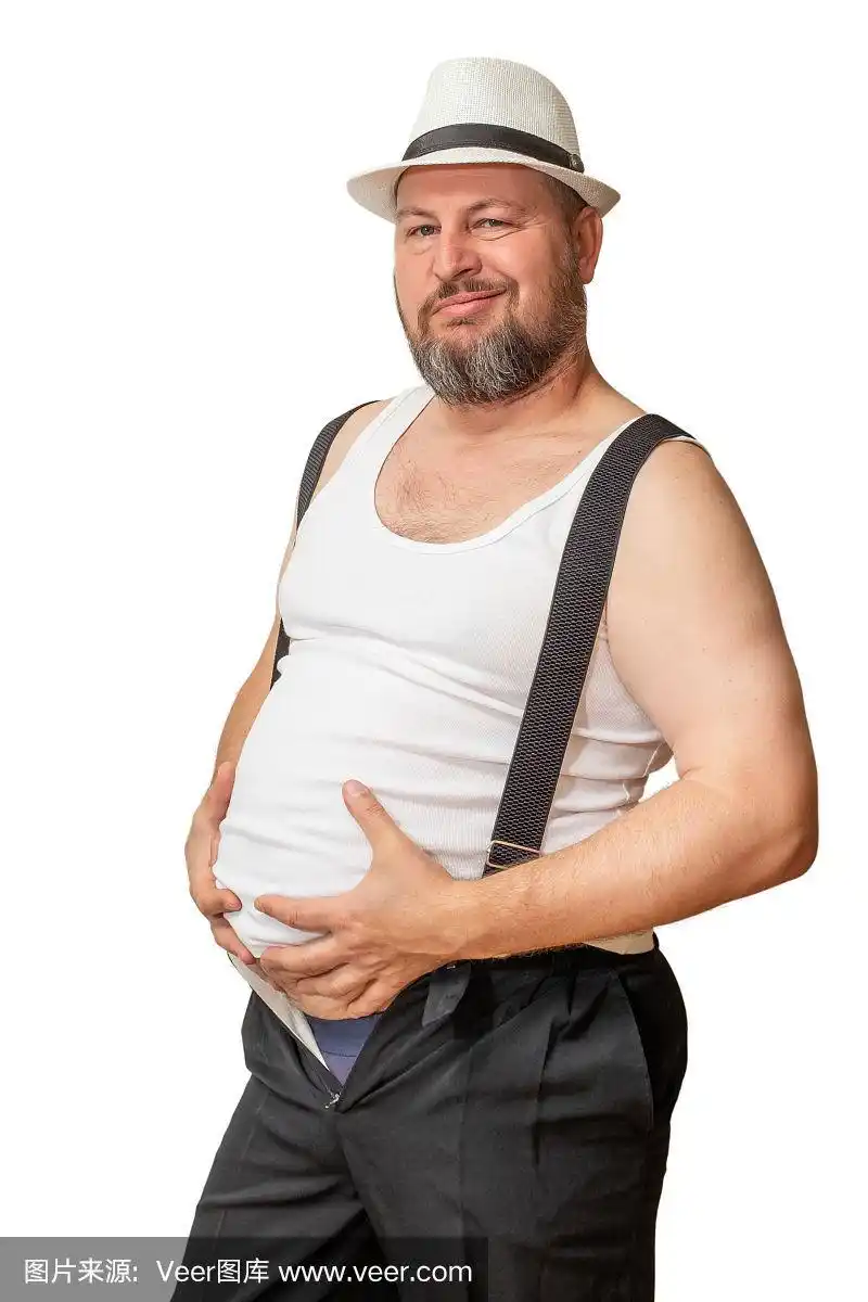 一个大肚子的男人用手来显示他的尺寸.