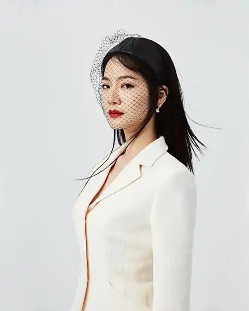 曾之乔摩登女郎知性优雅写真图片