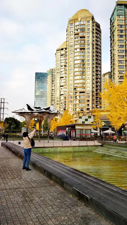 上海市长宁区黄金城道商业步行街,摄影:平向阳 - 美篇