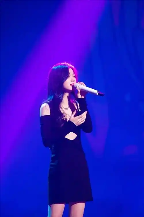 作为新生代歌手中的代表人物,单依纯以其独特的嗓音和出色的唱功深受