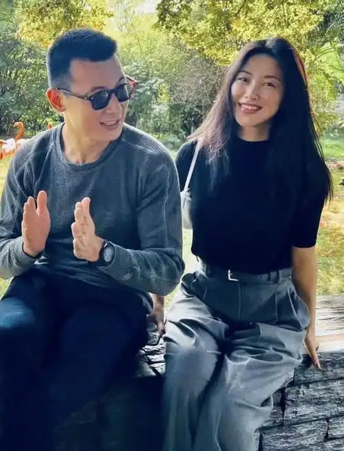 朱珠分享全家巴黎旅行照与老公出席高档宴会女儿气场不输超模