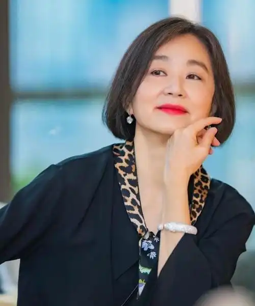 林青霞晒美照庆67岁生日用歌词表达当下戴大钻石戒指彰显富贵