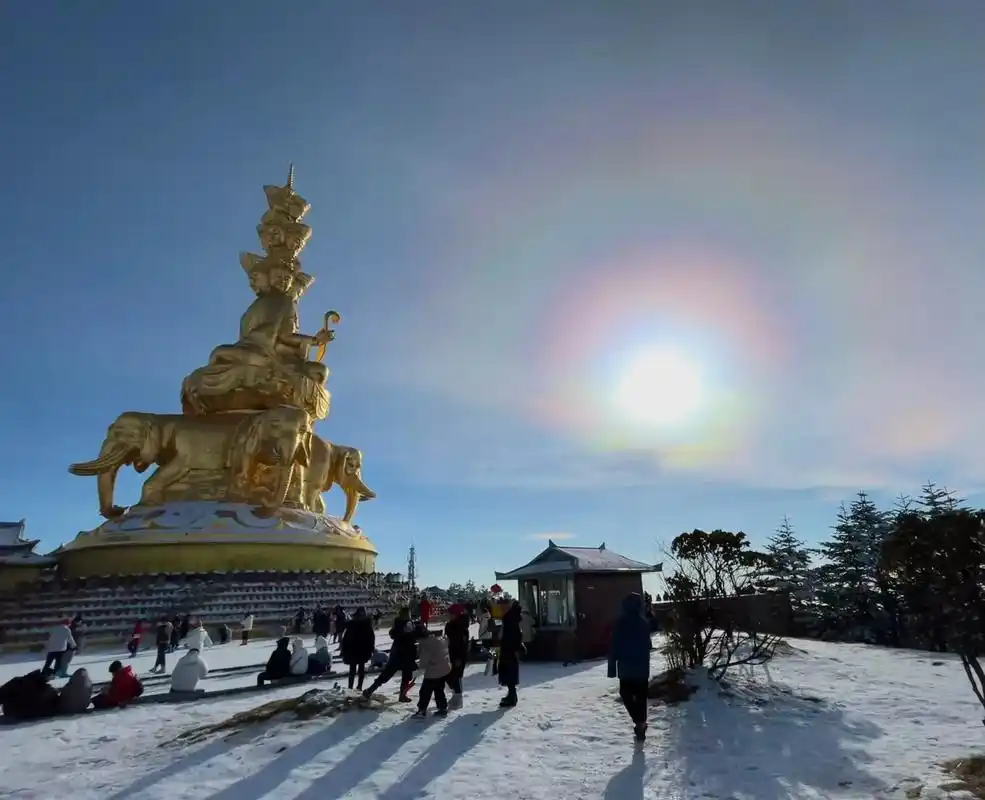 金顶佛光.#峨眉山金顶震撼美景 #山顶的风景一定值得 #峨眉 - 抖音