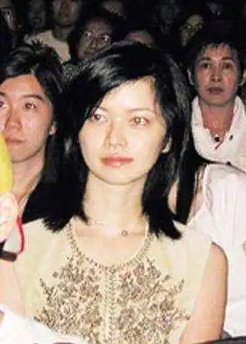 为周星驰鞍前马后10年,分手后又追债8年,于文凤究竟是为何故