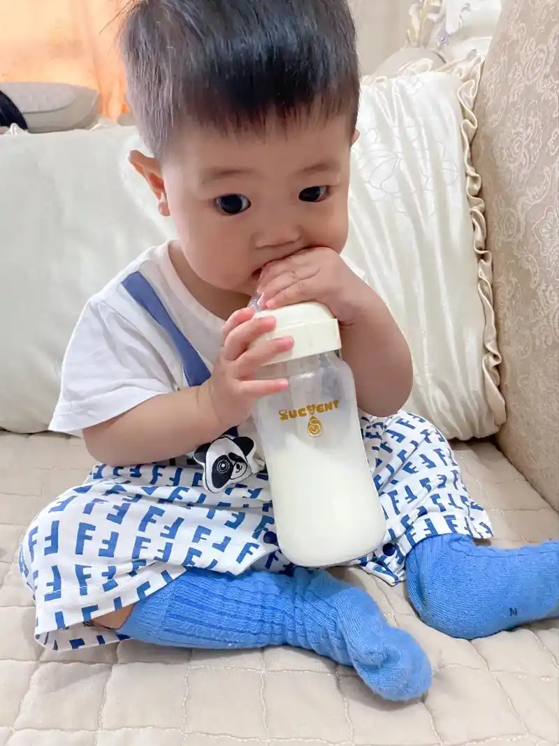 宝宝刚出生那会用的奶瓶喝奶 - 抖音