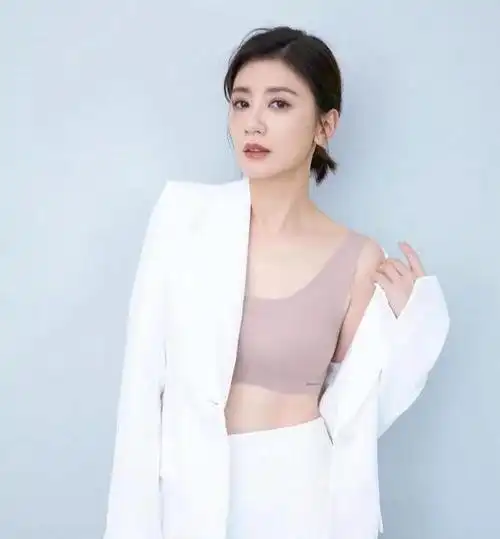 47岁贾静雯穿内衣秀身材香肩半露迷人眼四肢纤细马甲线抢镜