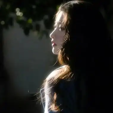 由美头网整理发布,女生头像频道提供更多与侧面,侧脸相关的头像图片