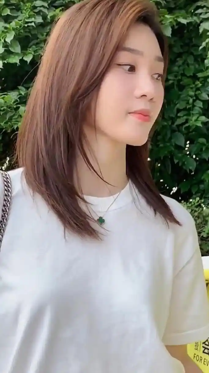 日常生活中的美女车模张芮尔,褪去了车展之上的那份高雅,回复了一个