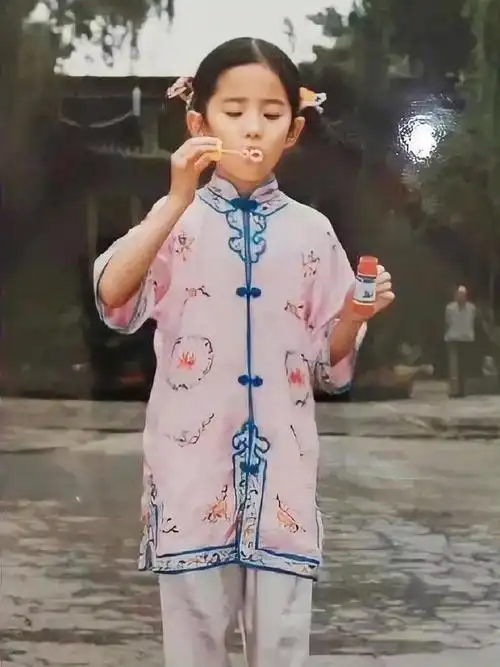 刘亦菲童年照 真真就是从小美到大呀|刘亦菲_新浪新闻