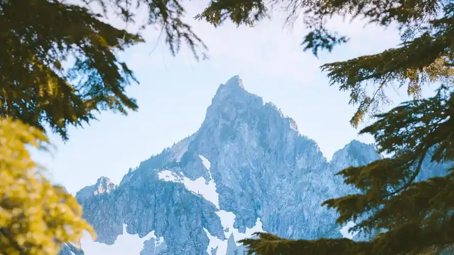 高山,天空,树木,山峰,季节,风景巍峨的高山 壁纸图片