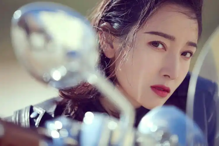 王妍苏最新写真曝光红裙机车尽显酷飒气质