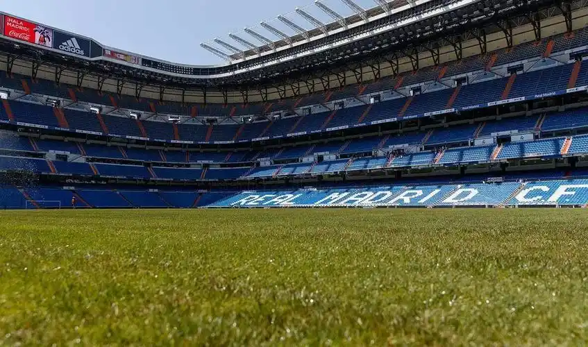 静待新赛季!皇马主场伯纳乌已完成草皮更换