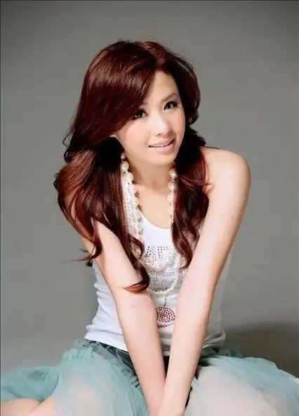 台湾女歌手吴淑敏在7月31日宣布订婚,怀孕的双喜临门好事.