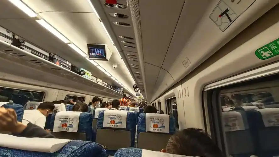 高铁上信号不好,看个电影都不行,西安到西宁,高铁五小时,西安穿短袖