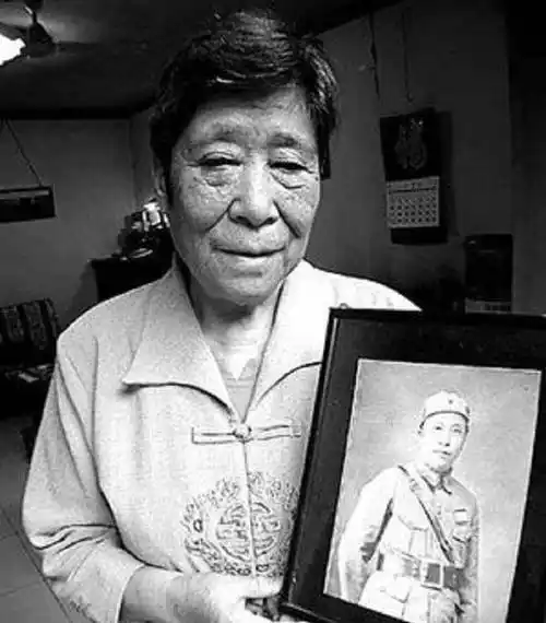 与姐姐杨拯美一起编著出版了《回忆杨虎城将军》和《怀恋母亲谢葆真》