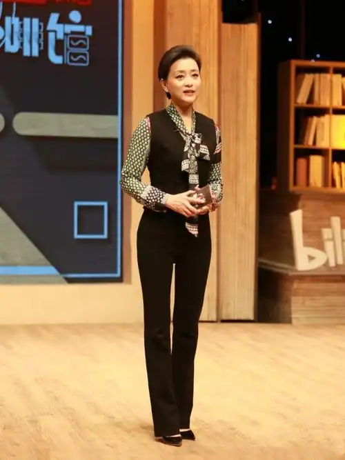 53岁杨澜是真优雅职业西装气质礼裙上身完全不输年轻人