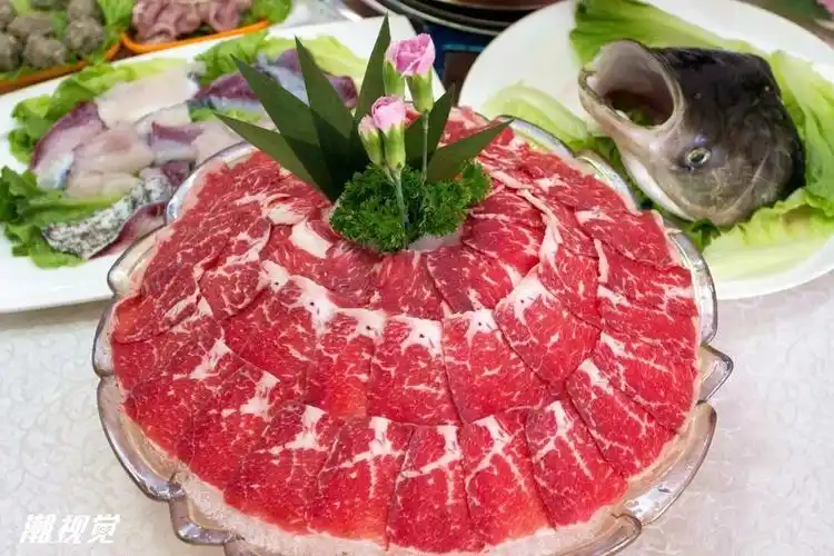 一下精致的摆盘,犹如绽开的鲜花都切得片片一致每一片牛肉不论厚薄