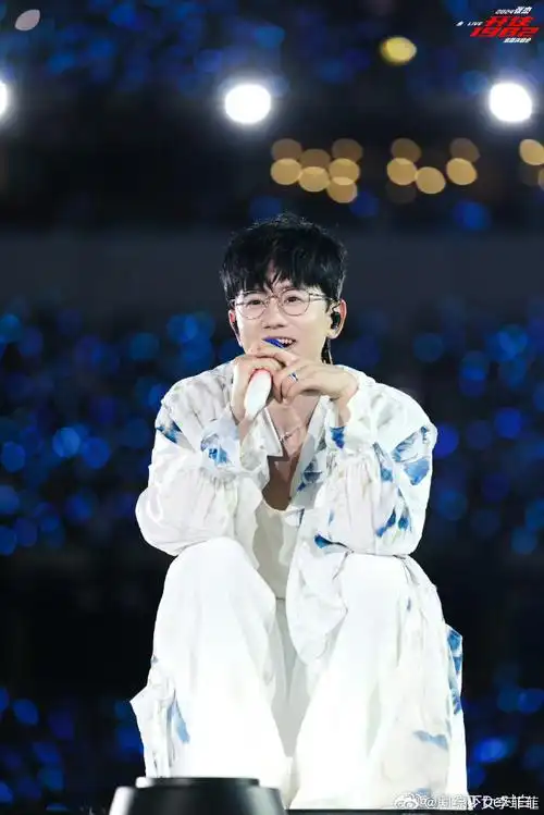 张杰和跳跳俏俏在鸟巢同台唱歌