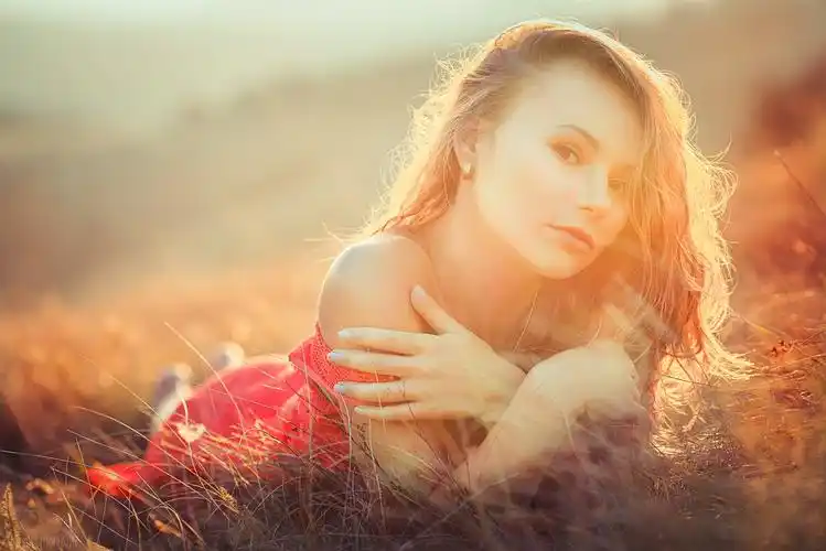 人物,美女,模特,看着你,长发,金发,裸肩,躺着,户外美女,卷发,人像