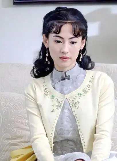 张柏芝拍照真会找角度,穿旗袍上演超模站,摄影师都不舍喊停