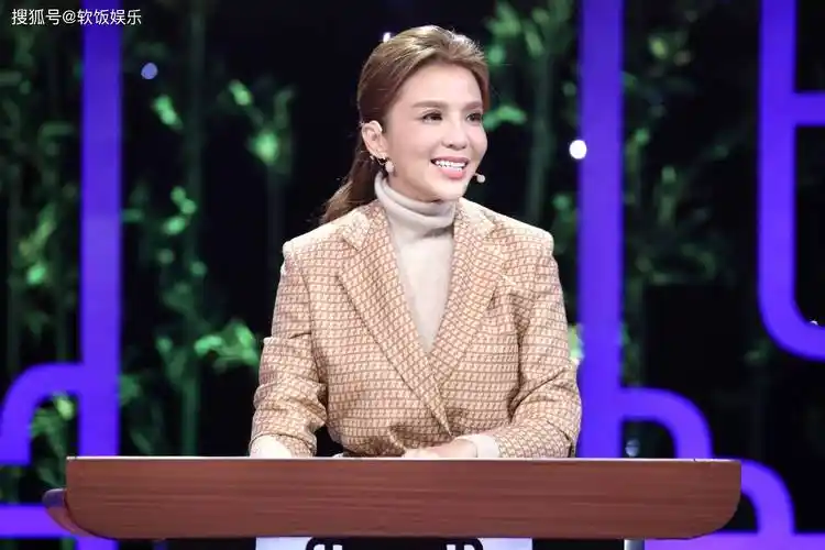 50岁央视朱迅退休后去爬山!玩滑轨摔红屁股,素颜出镜笑声迷人_生活_照