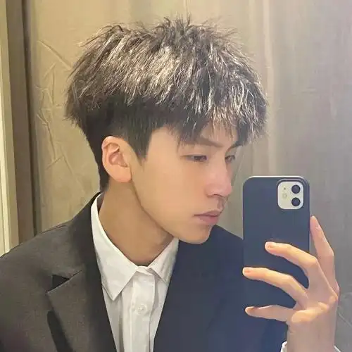 超级帅气的男生发型钢夹烫