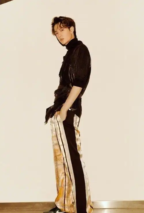 王一博最近颜值(都说王一博从小帅到大)(6)