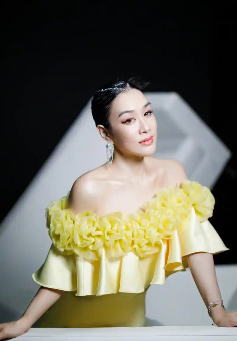 钟丽缇,穿这身鹅黄礼服,完全不像50岁的状态