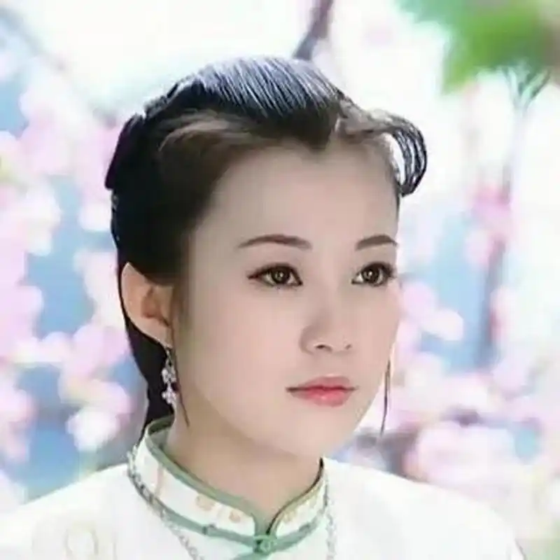 从年轻时的照片上可以看出,郝蕾和孙俪颇为神似,不过郝蕾比孙俪还要